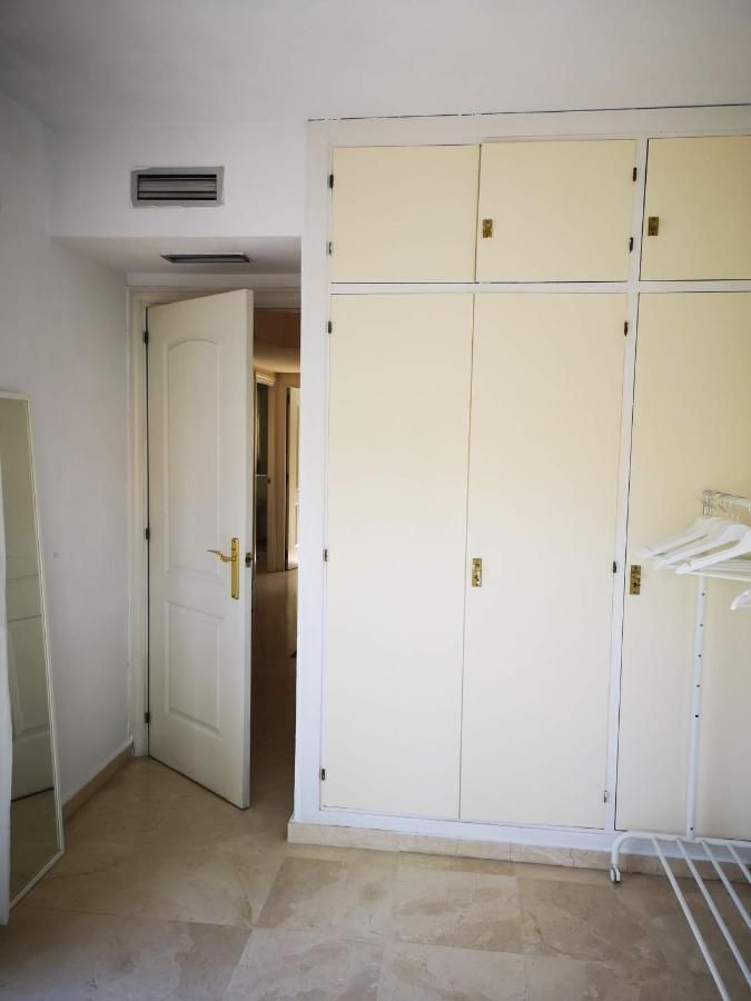 Accommodatie bij particulieren Bright Modern Residencial - Single With Shared Bathroom Near Airport Sevilla