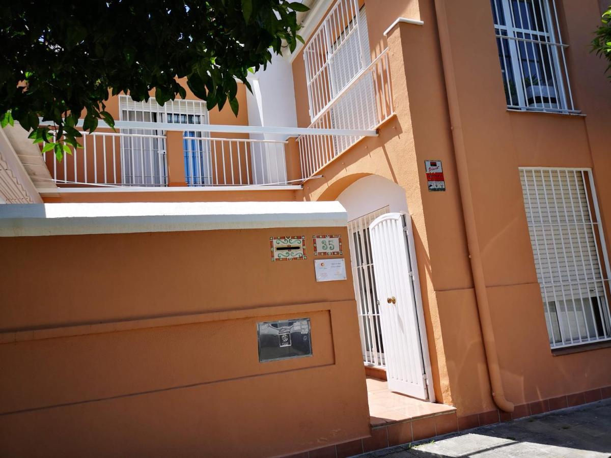 Accommodatie bij particulieren Bright Modern Residencial - Single With Shared Bathroom Near Airport Sevilla